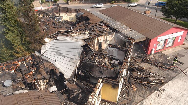 Ein verheerender Brand zerstörte am 23. Juli 2014 die gesamte Gebäudezeile gegenüber dem Bad Neustädter Busbahnhof. Dieses Foto ist kurz nach dem Feuer entstanden. Ein verheerender Brand zerstörte am 23. Juli 2014 die gesamte Gebäudezeile gegenüber dem Bad Neustädter Busbahnhof. Dieses Foto ist kurz nach dem Feuer entstanden.