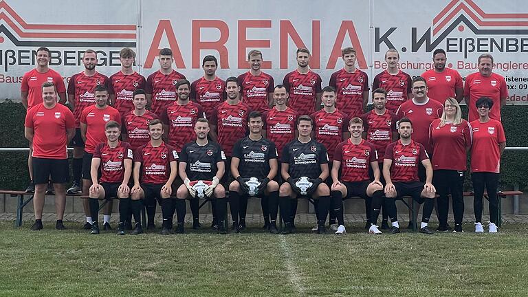 Der Kader der DJK Schwebenried/Schwemmelsbach für die Saison 2022/23 in der Landesliga Nordwest (hinten von links): Vorsitzender Alexander Ziegler, Lukas Gull, Marius Pfennig, Lino Schramm, Marcel Kühlinger, Pascal Stürmer, Marc Müller, Marcel Behr, Maximilian Stahl, Sportdirektor Daniel Kemmer, sportlicher Leiter Jürgen Stürmer sowie (Mitte von links) stellvertretender Abteilungsleiter Lukas Rüger, Trainer Felix Zöller, Kevin Markert, Jonas Wehner, Justin Michel, Andreas Jazev, Martin Seubert, Sebastian Lehmann, Teammanager Fabian Dürr, Physiotherapeutin Maria Bose, stellvertretende Vorsitzende Wilma Stürmer und (vorne von links) Philipp Paul, Lukas Schneider, Max Kümmet, Leo Brand, Leon Hartmann, Yannick Deibl und Christopher Lehmann.