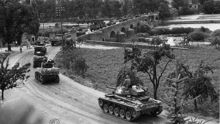 Während amerikanische Truppen am 22. April 1945 Ochsenfurt längst besetzt hatten, wurde der 19-jährige Ochsenfurter Wehrmachtssoldat Georg Eckstein unweit von Donauwörth wegen Fahnenflucht verurteilt und ermordet.&nbsp;