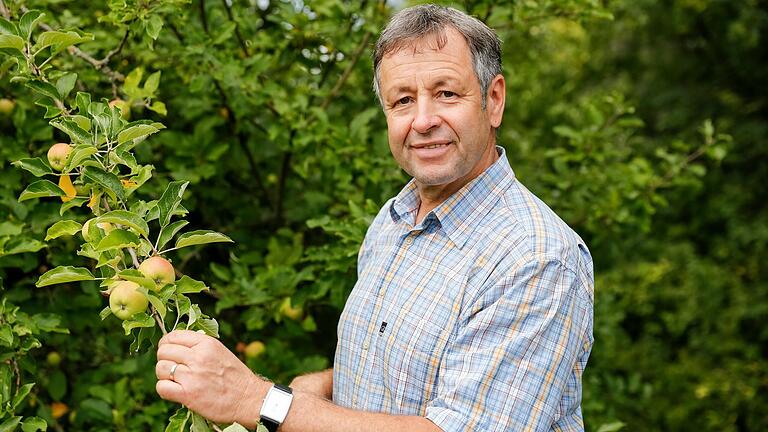 Hubert Siegler von der Landesanstalt für Gartenbau vor einem Apfelbaum.&nbsp;