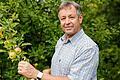 Hubert Siegler von der Landesanstalt für Gartenbau vor einem Apfelbaum.&nbsp;