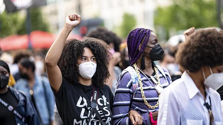 Eine Black-Lives-Matter-Demo in Berlin. Im Ausland wird Rassismus in Deutschland als Problem wahrgenommen. Foto: Fabian Sommer/dpa/Archivbild       -  Die gehobene Faust: Ein Zeichen der Solidarität und des Widerstands, oftmals genutzt bei den 'Black Lives Matter'-Demonstrationen, wie in Berlin im Jahr 2020.