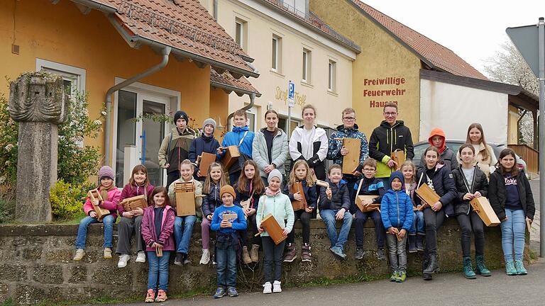 Die Rappelkinder in Hausen mit den Oberrapplern Felina Saccavino, Maike Ziegler, Christoph Wendel und Manuel Saccavino (hinten 4. bis 7. von links).