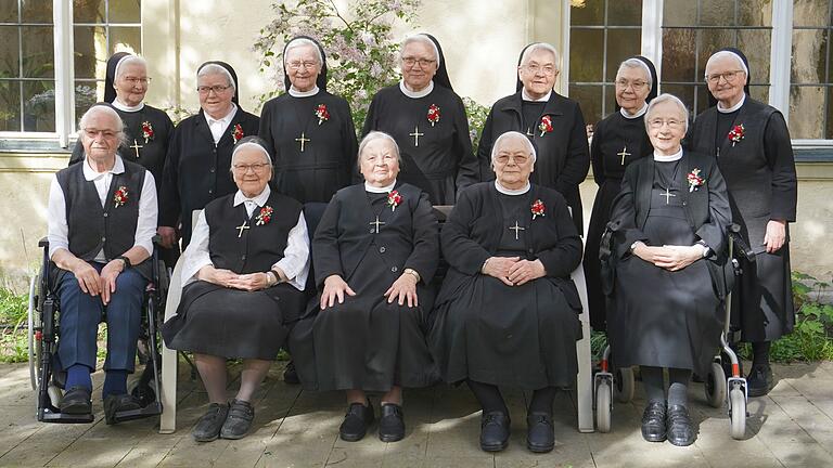 60. oder gar 65. Jubiläum ihrer Profess feierten (hinten, von links)&nbsp; Genovefa Regler, Helga Neeb, Giselind Gmelch, Lucentia Bauch, Simone Rollmann, Cordis Bauer und Gerda Schmitt sowie (vorne, von links) Ida Jockel, Edelfriede Kroth, Reginata Ditterich, Gudelis Oberle und Kunigunde Löffler.