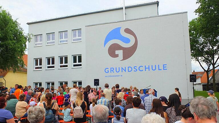 In neuem Glanz erstrahlt das 1962 erbaute Schulhaus samt Anbau, in dem
die Heizanlage untergebracht ist. In neuem Glanz erstrahlt das 1962 erbaute Schulhaus samt Anbau, in dem
die Heizanlage untergebracht ist.