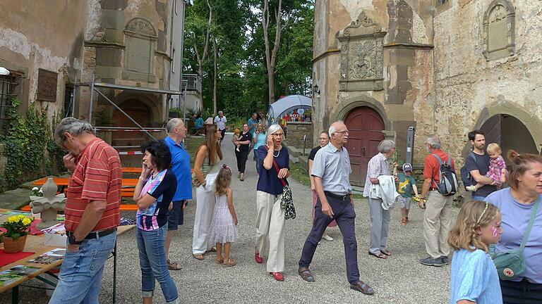 Der Andrang war größer als erwartet. Viele Gäste besuchten den Innenhof des Schlosses Schwebheim, bestaunten den Stand der Sanierungsarbeiten und informierten sich über die Handwerkskunst der beteiligten Firmen.