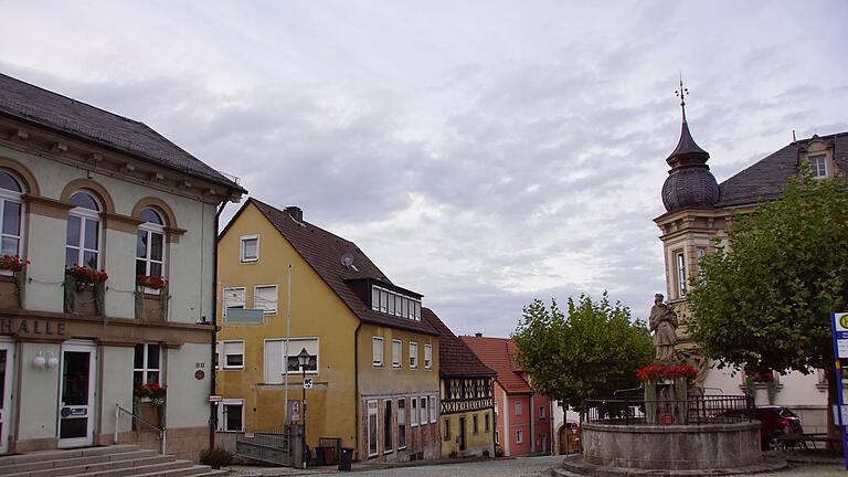 Für eine erfolgreiche energetische Sanierung muss das ehemalige Café Reuß, zwischen Stadthalle und Rathaus gelegen, auch auf der dem Marktplatz zugewandten Dachfläche Photovoltaikmodule erhalten. Der Stadtrat sprach sich dafür aus, den Bauherren die notwendige Erlaubnis nach dem Denkmalschutzgesetz zu erteilen.