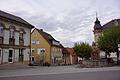 Für eine erfolgreiche energetische Sanierung muss das ehemalige Café Reuß, zwischen Stadthalle und Rathaus gelegen, auch auf der dem Marktplatz zugewandten Dachfläche Photovoltaikmodule erhalten. Der Stadtrat sprach sich dafür aus, den Bauherren die notwendige Erlaubnis nach dem Denkmalschutzgesetz zu erteilen.