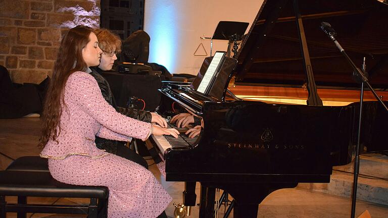 Das Jubiläums-Jahreskonzert der Kantorei Marktheidenfeld begeisterte. Hier die junge Komponistin Letitia Hahn mit ihrem Bruder Philip Hahn am Klavier Das Jubiläums-Jahreskonzert der Kantorei Marktheidenfeld begeisterte. Hier die junge Komponistin Letitia Hahn mit ihrem Bruder Philip Hahn am Klavier