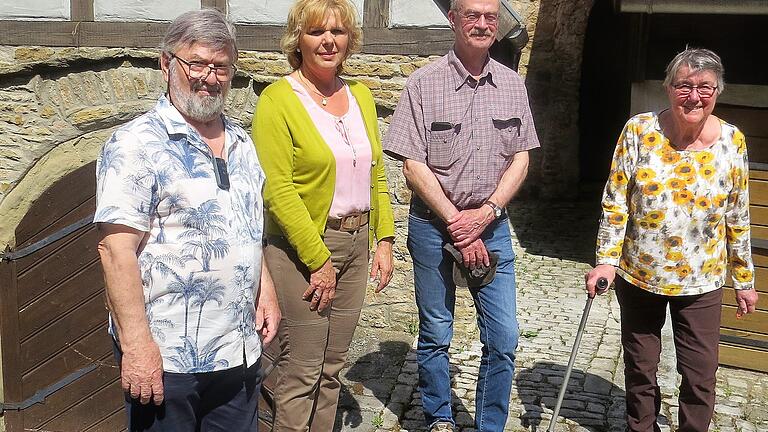 Das Foto zeigt&nbsp; Werner Kappelmann vom Verein Ehemalige Synagoge Kitzingen, Förderkreisvorsitzende Gerlinde Stier, Peter Neumaier und Vereinsmitglied Monika Conrad.