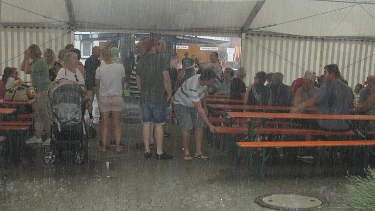 Wahre Regensturzbäche durchnässten jeden der nicht schnell genug ein Dach über dem Kopf fand. - Sturzbäche durchnässten jeden, der nicht schnell genug ein Dach über dem Kopf fand. Wahre Regensturzbäche durchnässten jeden der nicht schnell genug ein Dach über dem Kopf fand. - Sturzbäche durchnässten jeden, der nicht schnell genug ein Dach über dem Kopf fand.