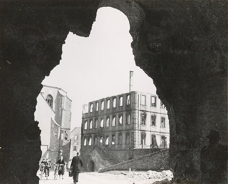 Joseph Dieves fotografierte auch die Ruine neben der Burkarderkirche im Mainviertel.