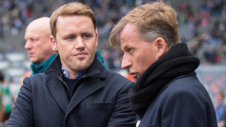 Olaf Rebbe und Andries Jonker       -  Wolfsburgs Sportdirektor Olaf Rebbe (l) und Cheftrainer Andries Jonker haben es noch nicht geschafft. Der VfL kämpft gegen den Abstieg. Foto: Annegret Hilse