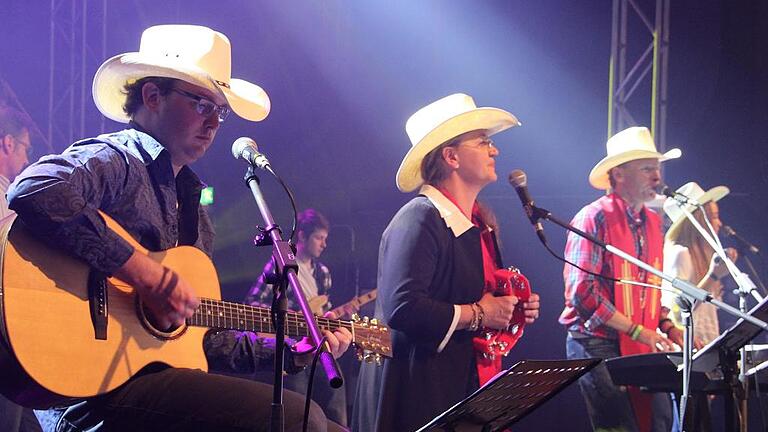 Sing & Dance in der Eventhalle       -  Zum ökumenischen Pfingst-Gottesdienst Sing & Dance lädt die Familie Strohofer am Pfingstmontag, 5. Juni, während des Familientages am Trucker- und Country-Festivals ein. Wortgottesdienst-Leiterin Manuela Strohofer wird zusammen mit dem evangelischen Pfarrer und Liedermacher Johannes Matthias Roth, dessen Tochter Christianna und seiner Band &bdquo;die Kraft des Geistes Gottes in unserem Leben in Wort, Musik und Tanz feiern&ldquo;, heißt es in der Einladung. Dazu sind insbesondere auch Line-Dancer sowie Western- und Country-Tänzer willkommen. Als besondere Gäste werden Country-Musiker Dietmar Wächtler an der Steel-Guitar und Bernie Papstitella dabei sein. Der ökumenische Gottesdienst beginnt um 11.30 Uhr in der Eventhalle am Rasthof Strohofer in Geiselwind. Der Eintritt ist an diesem Familienmontag im ganzen Gelände und in der Eventhalle frei.  Foto: Heide Aschemond