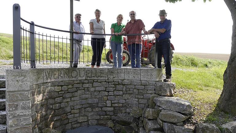 Auch ohne Wasser: Der Aubrunnen ist für Rudi Pfister, Carola Faulstich, Maria und Hugo Zitzmann sowie Edgar Braun die Quelle der Wern (von links). Auch ohne Wasser: Der Aubrunnen ist für Rudi Pfister, Carola Faulstich, Maria und Hugo Zitzmann sowie Edgar Braun die Quelle der Wern (von links).