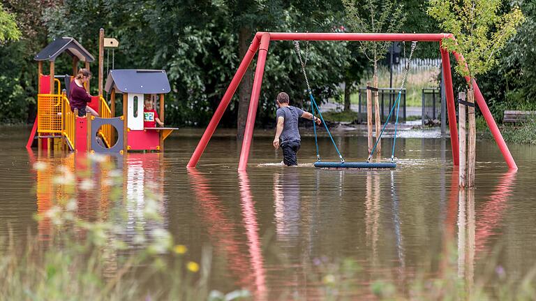 Auch in Volkach (Lkr. Kitzingen) stand am 11. Juli noch an vielen Stellen das Hochwasser. Der gleichnamige Nebenfluss des Mains war in Folge des heftigen Dauerregens bedrohlich angewachsen.