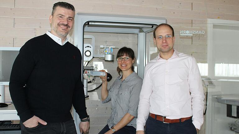 Die Firma Ganshorn stellt Geräte zur Messung der Lungenfunktion wie den PowerCube Body+ (im Bild) her. Die Neubaupläne des Unternehmens präsentierten nun (von links) Mirko Gadza (CEO), Marketing-Managerin Stephanie Gross und Steffen Schlembach (CFO). Die Firma Ganshorn stellt Geräte zur Messung der Lungenfunktion wie den PowerCube Body+ (im Bild) her. Die Neubaupläne des Unternehmens präsentierten nun (von links) Mirko Gadza (CEO), Marketing-Managerin Stephanie Gross und Steffen Schlembach (CFO).