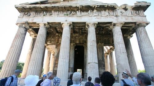 Orestie-Exkursion       -  Die Orestie-Exkursion des Mainfranken Theaters im Heiligtum Agora am Fuße der Akropolis. Der große griechische Staatsmann Perikles (490 bis 429 vor unserer Zeitrechnung) weihte diesen Tempel den Helden Herakles und Theseus.