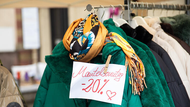 Trotz schlechtem Wetter waren am Mantelsonntag viele Leute in der Innenstadt, sind über die Allerheiligenmesse geschlendert, haben geshoppt und geschlemmt.