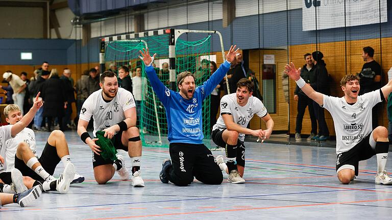 Gute Laune nach dem Derbysieg bei den Handballern der DJK Waldbüttelbrunn: (von links) Tobias Glöggler, Leon Rastner, Torhüter Markus Leikauf, Sandro Antonio Gohly und Nico Elbert. Gute Laune nach dem Derbysieg bei den Handballern der DJK Waldbüttelbrunn: (von links) Tobias Glöggler, Leon Rastner, Torhüter Markus Leikauf, Sandro Antonio Gohly und Nico Elbert.