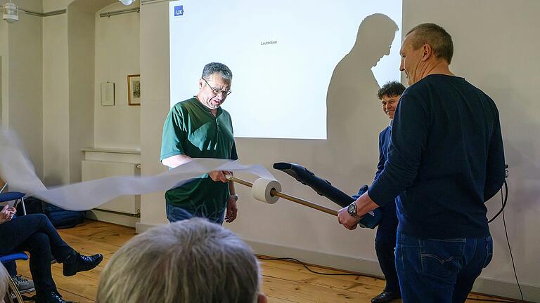 Erklärung des Bernoulli-Effekts mittels Laubläser und Toilettenpapier durch Prof. Schneider vom Universitätsklinikum Hamburg-Eppendorf