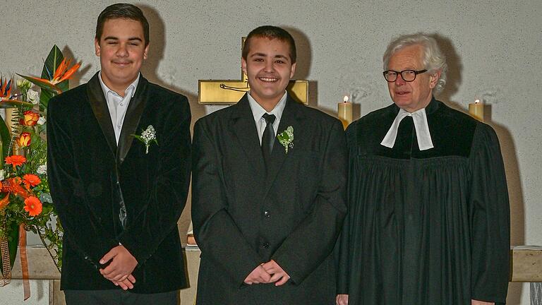 Die Konfirmanden Max Rimbach und Nico Huthöfer mit Pfarrer Michael Bausenwein. Die Konfirmanden Max Rimbach und Nico Huthöfer mit Pfarrer Michael Bausenwein.