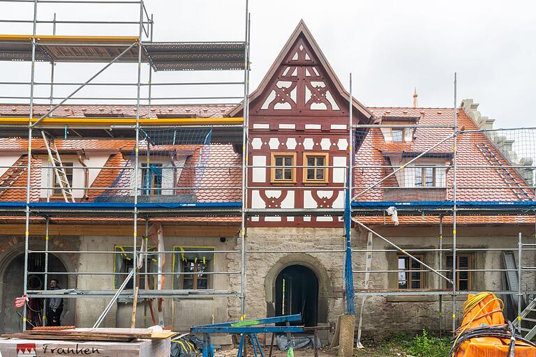 So sieht das künftige Hotel aus dem Blickwinkel vom Innenhof des Schlosses aus. Prägnant ist die historische Fassade mit Fachwerk und der Eingang in Bogenform.