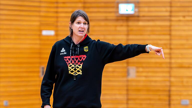 Taining des deutschen Basketball-Nationalteams       -  Bundestrainerin Lisa Thomaidis muss in den anstehenden Partien auf ihre beiden WNBA-Champions verzichten.