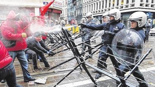 Konfrontation: Während des Generalstreiks in Belgien kam es am Montag in Brüssel zu Zusammenstößen zwischen Gewerkschaftsmitgliedern und Polizei.