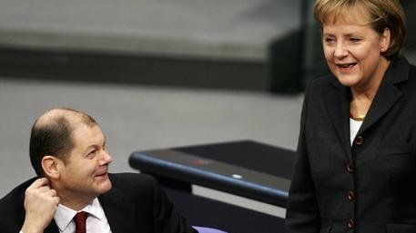 Ähnlicher Regierungsstil: Bundeskanzlerin Angela Merkel (CDU), aufgenommen im Bundestag im Jahr 2007, mit dem damaligen Bundesarbeitsminister und heutigem Bürgermeister von Hamburg, Olaf Scholz (SPD).