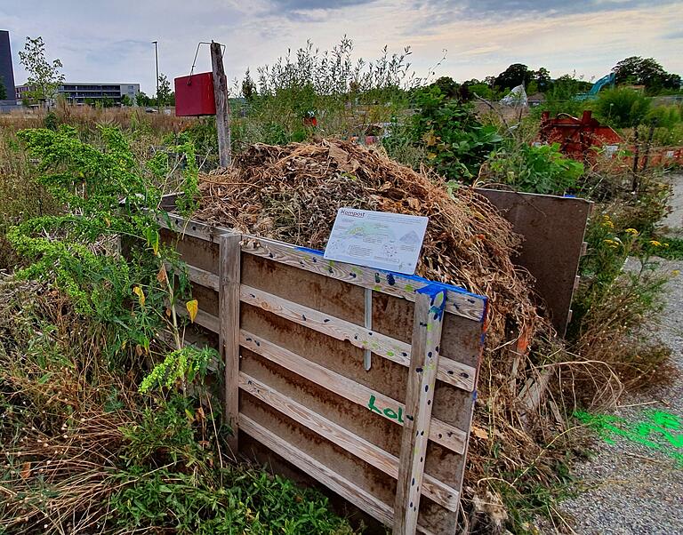 Ein gut gefüllter Komposthaufen zeugt von&nbsp;Urban Gardening am Hubland auf dem Gelände der ehemaligen LGS. Dazwischen: Wilde Natur.