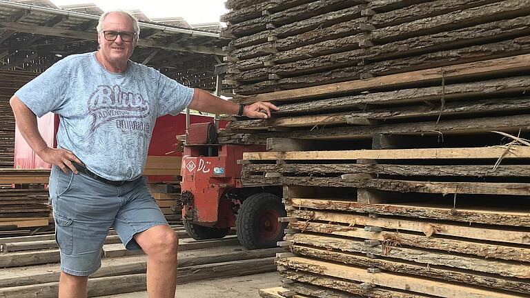 Hochwasserschäden im Sägewerk Dümler in Theinheim: Eduard Dümler zeigt den farblichen Unterschied zwischen dem beschädigten Holz (oben) und den Brettern, die nicht mit Wasser und Schlamm in Berührung gekommen sind.