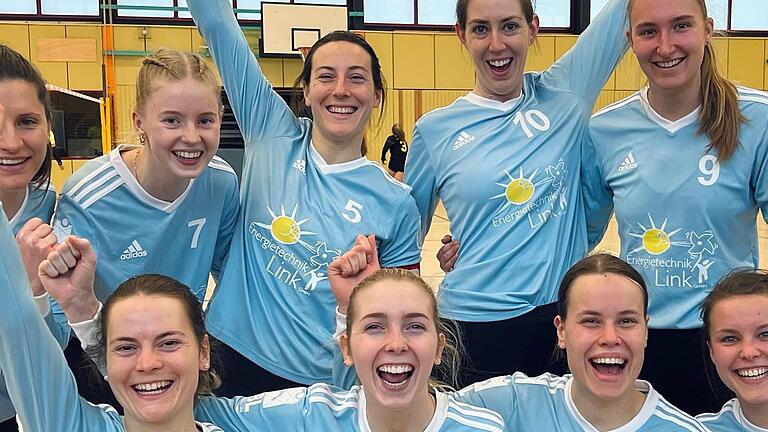 Die Frauen des TV Segnitz mit (hintere Reihe von links) Ursina Sagstetter, Lena Mark, Tatjana Müller, Sandra Hoffmann, Svenja Schröder, (vorne von links) Sophie Müller, Helen Gernet, Luisa Kaemmer und Antonia Fuchs haben sich für die Endrunde um die deutsche Faustball-Meisterschaft in der Halle in Moslesfehn qualifiziert. Die Frauen des TV Segnitz mit (hintere Reihe von links) Ursina Sagstetter, Lena Mark, Tatjana Müller, Sandra Hoffmann, Svenja Schröder, (vorne von links) Sophie Müller, Helen Gernet, Luisa Kaemmer und Antonia Fuchs haben sich für die Endrunde um die deutsche Faustball-Meisterschaft in der Halle in Moslesfehn qualifiziert.