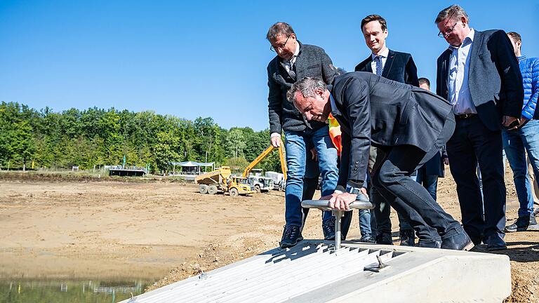 Bayerns Umweltminister Thorsten Glauber schloss am 22. September den Abflussschieber am Ellertshäuser See.