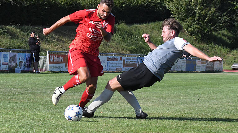 Die Spiele der Kreisliga Rhön - Brachte mit seinem Anschlusstreffer die Hoffnung zurück bei der DJK Schondra: Yanik Berberich (links), der hier am Reichenbacher Julian Hergenröther vorbeizieht. Die Spiele der Kreisliga Rhön - Brachte mit seinem Anschlusstreffer die Hoffnung zurück bei der DJK Schondra: Yanik Berberich (links), der hier am Reichenbacher Julian Hergenröther vorbeizieht.