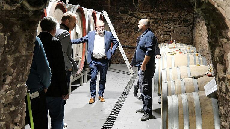 Das Weingut Geiger & Söhne wurde für seinen „2022er Chardonnay Doppelstück trocken“ ausgezeichnet. Landrat Thomas Eberth (Zweiter von rechts) ließ sich von Gunter Geiger (rechts) in die Geheimnisse der Kellerei einweihen. Das Weingut Geiger & Söhne wurde für seinen „2022er Chardonnay Doppelstück trocken“ ausgezeichnet. Landrat Thomas Eberth (Zweiter von rechts) ließ sich von Gunter Geiger (rechts) in die Geheimnisse der Kellerei einweihen.