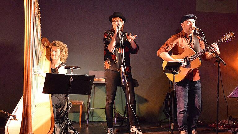 Famosen Saitenzauber präsentierten Anne Kox-Schindelin (von links), Conny Morath und Stephan Schmitt in der Hör.Bar der Stadthalle.