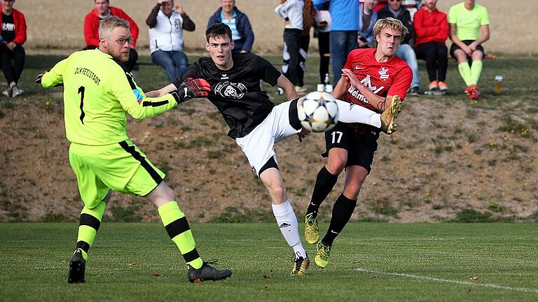 Fußball, Kreisliga, Maidbronn-Gramschatz - DJK Retzstadt       -  Brachte Maidbronn/Gramschatz mit 1:0 in Führung: Marcel Krause (rechts), hier mit Retzstadts Keeper Sven Burghart und dessen Teamkollegen Alexander Gerhard.