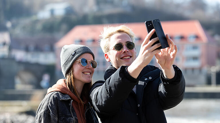 Endlich Frühling! Viele Menschen  verbringen den Samstag 20.02.21 im Freien und genießen die Sonnenstrahlen wie hier am Alten Kranen in Würzburg.