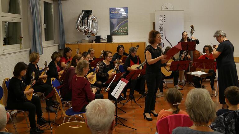 Das Lohrer Zupfensemble mit seiner Leiterin Petra Breitenbach und der Gastsängerin Isabell Lang beim Konzert im Ulmer Haus.