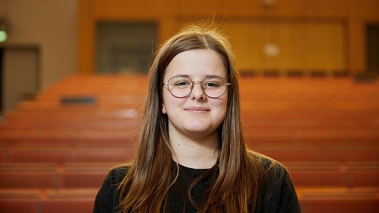 Maxima Lucas (13) vom Maria-Ward-Gymnasium Aschaffenburg sagt 'Kartoffeln' zu Kartoffeln.