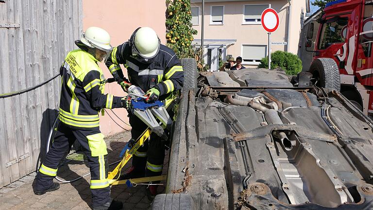 Im zweiten Teil der Übung zeigte die Feuerwehr Untersteinbach die Rettung einer eingeklemmten Person in einem auf dem Dach liegenden Auto. Im zweiten Teil der Übung zeigte die Feuerwehr Untersteinbach die Rettung einer eingeklemmten Person in einem auf dem Dach liegenden Auto.