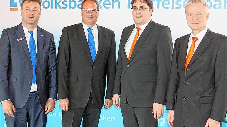 Die Vorstandsmitglieder der beiden Genossenschaftsbanken bei der Pressekonferenz: Thomas Lang, Hans-Joachim Autsch, Christian Senff und Bernd Bindrum (von links). Die Vorstandsmitglieder der beiden Genossenschaftsbanken bei der Pressekonferenz: Thomas Lang, Hans-Joachim Autsch, Christian Senff und Bernd Bindrum (von links).
