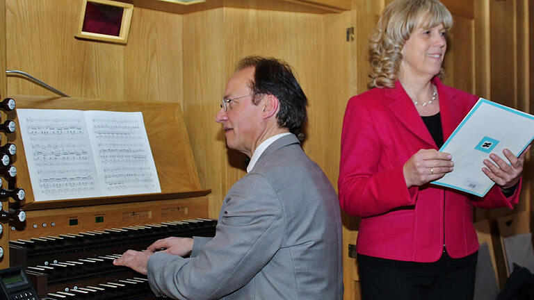 Burkard und Brigitte Ascherl an der Schuke Orgel der Herz-Jesu-Stattpfarrkirche. Foto: Werner Vogel - Burkard und Brigitte Ascherl an der Schuke Orgel der Herz-Jesu-Stattpfarrkirche. Foto: Werner Vogel Burkard und Brigitte Ascherl an der Schuke Orgel der Herz-Jesu-Stattpfarrkirche. Foto: Werner Vogel - Burkard und Brigitte Ascherl an der Schuke Orgel der Herz-Jesu-Stattpfarrkirche. Foto: Werner Vogel