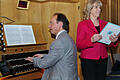 Burkard und Brigitte Ascherl an der Schuke Orgel der Herz-Jesu-Stattpfarrkirche.  Foto: Werner Vogel       -  Burkard und Brigitte Ascherl an der Schuke Orgel der Herz-Jesu-Stattpfarrkirche.  Foto: Werner Vogel