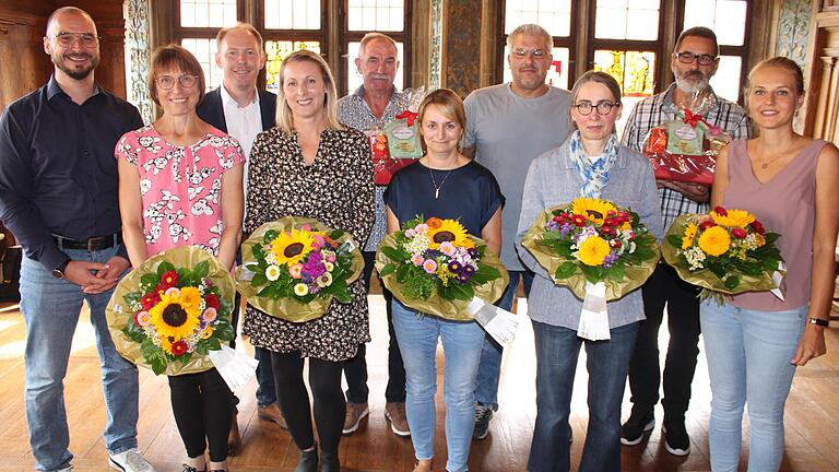 Ehrung im Kitzinger Rathaus: (vorne) Sachgebietsleiter Personal und Organisation, Norman Liebeskinder, Edith Rössner (40 Jahre), Franziska Schlier (15 Jahre), Christine Kaiser, Dr. Eva Erben (je 25 Jahre), Caroline Wirsing (15 Jahre), (hinten) OB Stefan Güntner, Werner Rössert (Verabschiedung in Rente), Alexander Berg (15 Jahre) und Klaus Schneider (Rente).