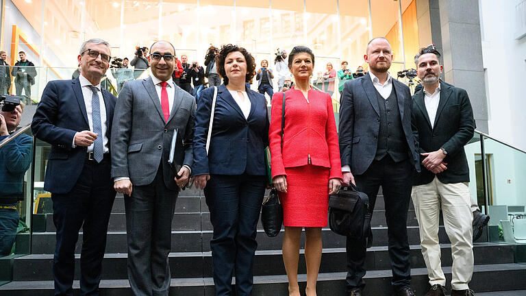 Gründung der Wagenknecht-Partei BSW.jpeg       -  Sahra Wagenknecht mit der Führungsmannschaft ihrer neuen Partei: (von links) Thomas Geisel,  Shervin Haghsheno, Amira Mohamed Ali, Christian Leye und Fabio De Masi.