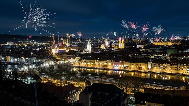 In Würzburg ist es etwa auf der Alten Mainbrücke und am Vierröhrenbrunnen nicht erlaubt, Raketen und Böller zu zünden.