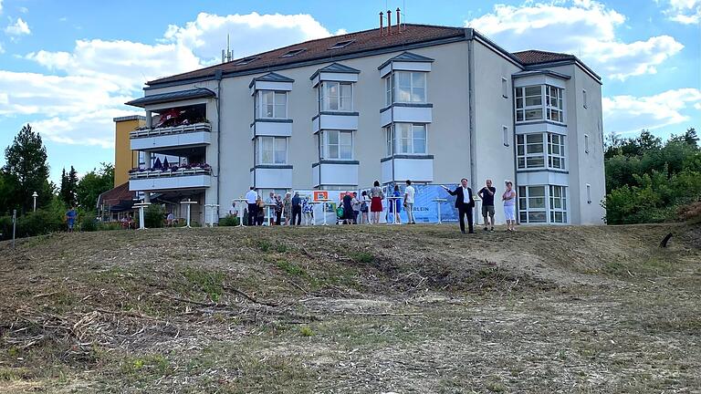 Auf der Freifläche vor dem Franziska-Streitel-Altenheim in der Suhlesstraße wird ein Neubau mit zukunftsweisenden Pflegekonzepten erstellt. Architekt Jörg Lammert (Dritter von rechts) erläutert den Anliegern die Maßnahme, für die im Herbst der Startschuss fällt.