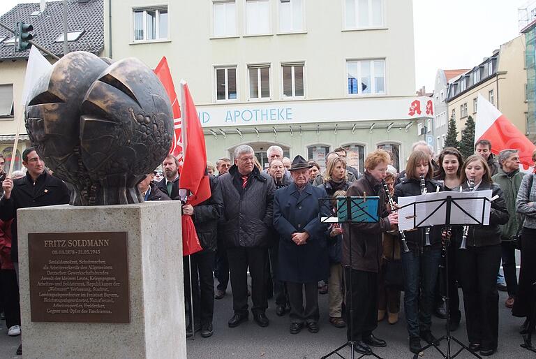 Gewerkschaften und SPD haben Fritz Soldmann in der Luitpoldstraße ein Denkmal gesetzt. Bis heute gedenkt man der Opfer.